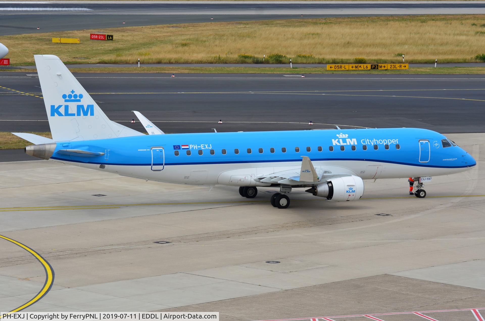PH-EXJ, 2016 Embraer 175LR (ERJ-170-200LR) C/N 17000597, KLM Cityhopper ERJ175 starting up its engines.