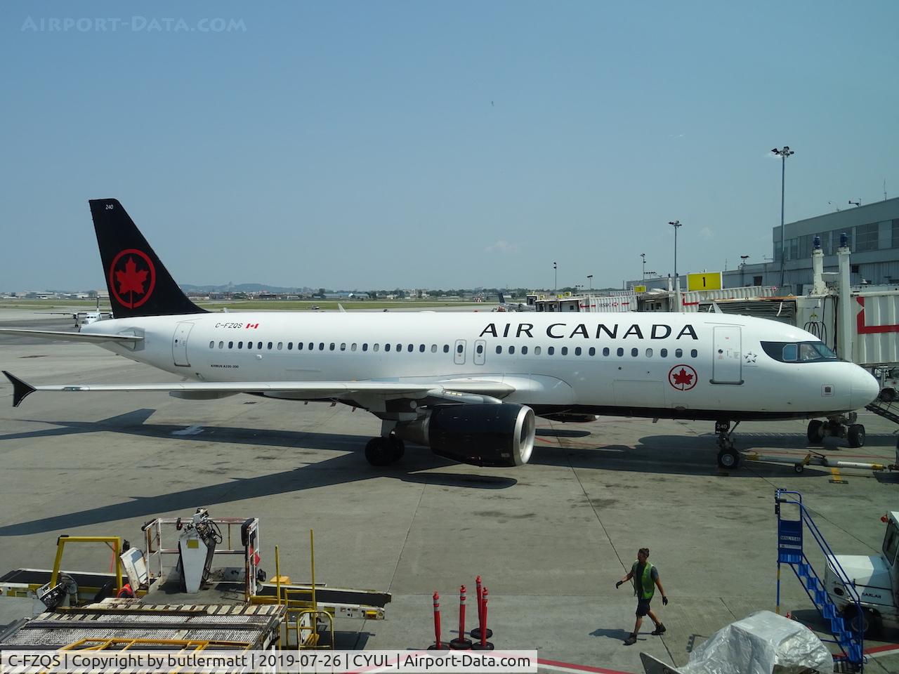 C-FZQS, 2003 Airbus A320-214 C/N 2145, Loading passengers at YUL