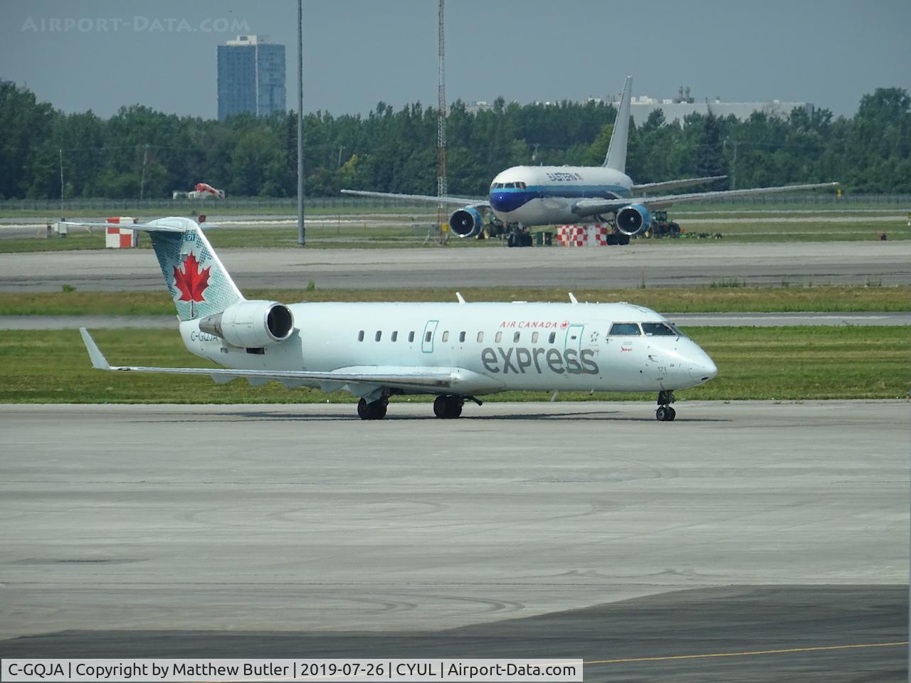 C-GQJA, 2004 Canadair CRJ-100ER (CL-600-2B19) C/N 7963, Taxiing at YUL