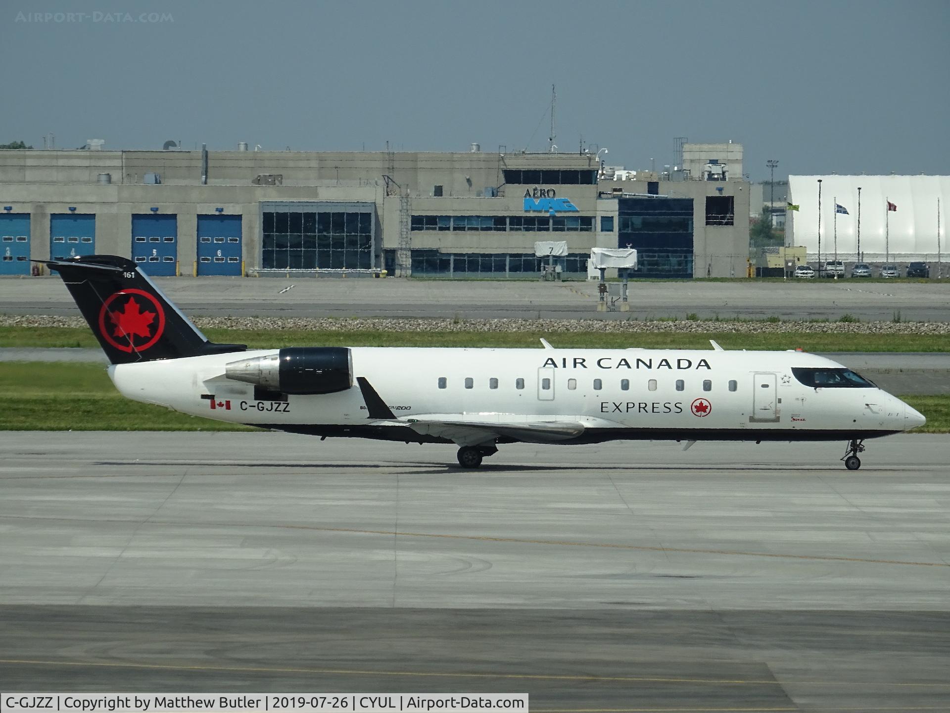 C-GJZZ, 2004 Bombardier CRJ-200ER (CL-600-2B19) C/N 7978, Taxiing at YUL