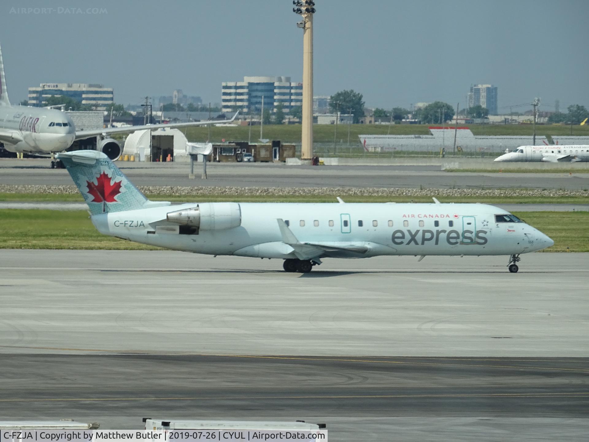 C-FZJA, 2004 Bombardier CRJ-200ER (CL-600-2B19) C/N 7988, Taxiing at CYUL