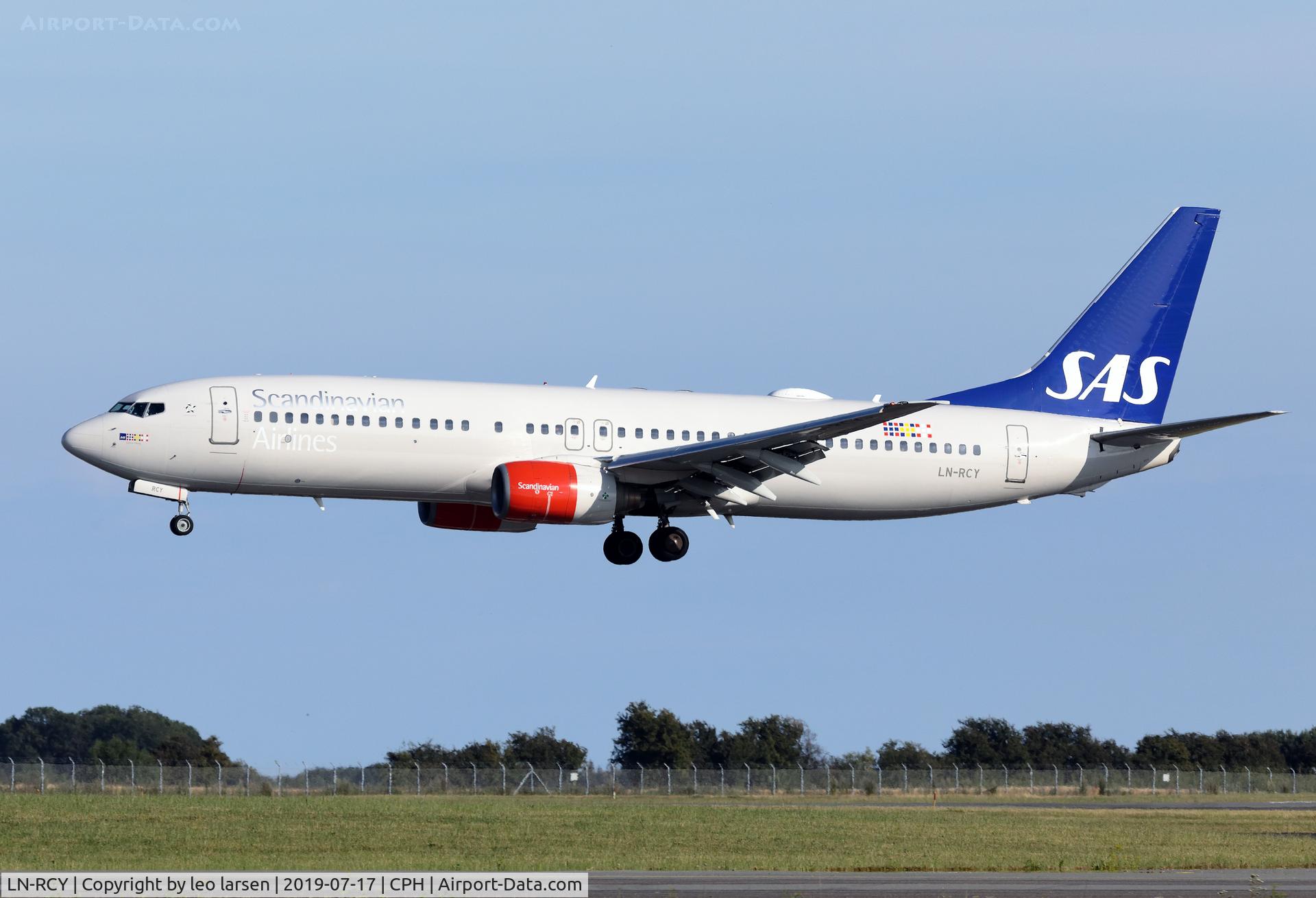 LN-RCY, 2001 Boeing 737-883 C/N 28324, Copenhagen 17.7.2019 L/D R-04L