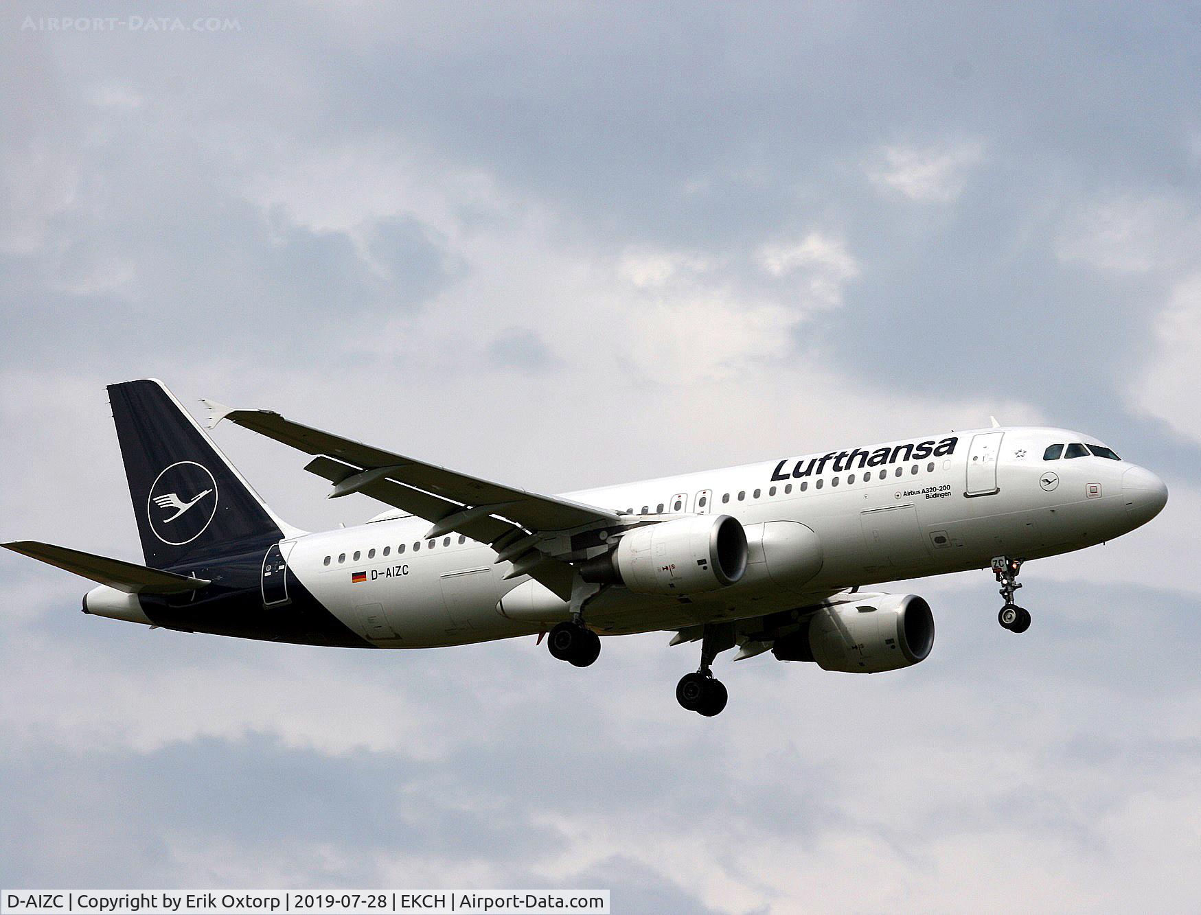 D-AIZC, 2009 Airbus A320-214 C/N 4153, D-AIZC landing rw 04L