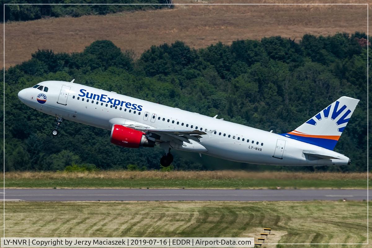 LY-NVR, 2000 Airbus A320-214 C/N 1370, Airbus A320-214, c/n: 1370