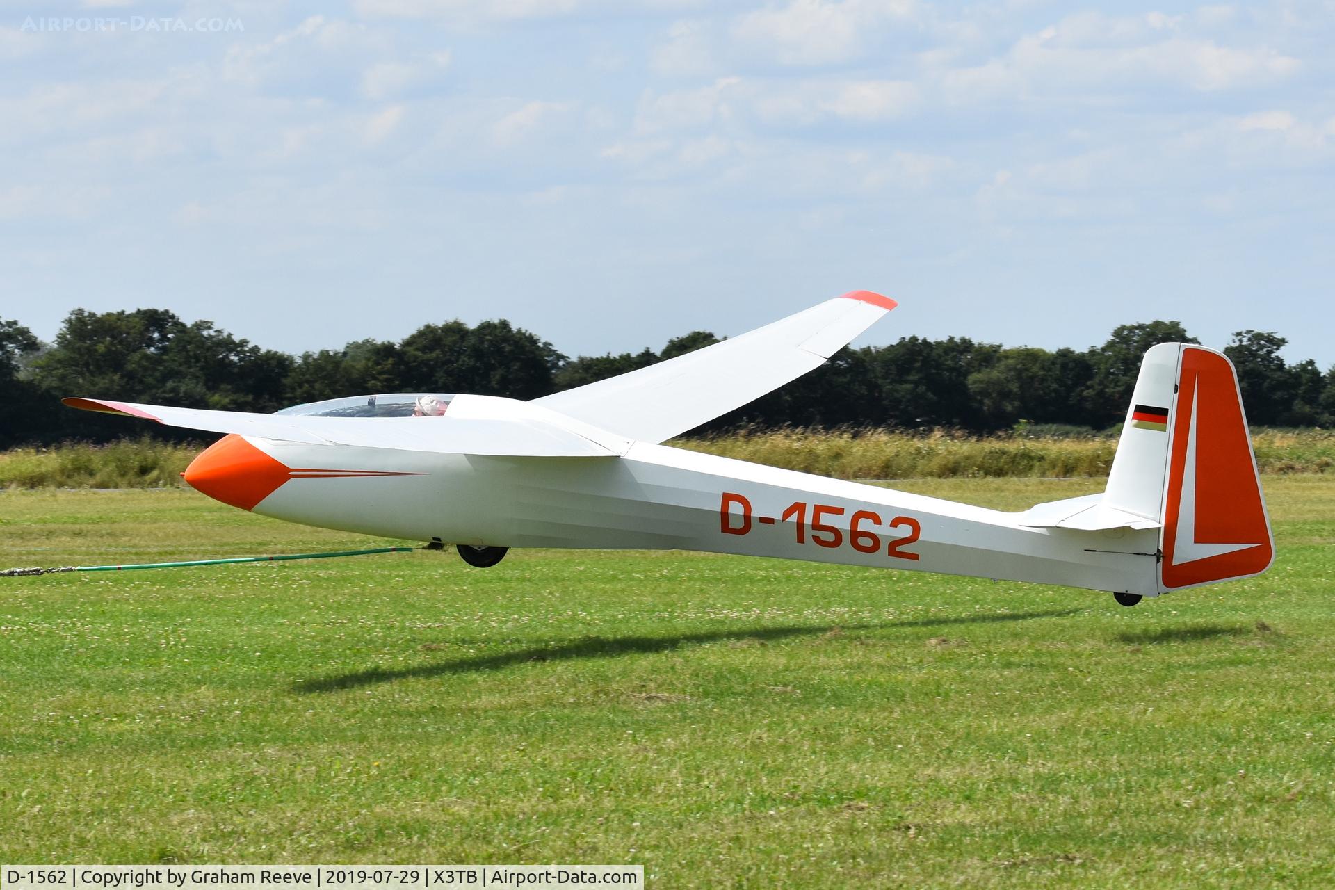 D-1562, Scheibe Zugvogel IIIB C/N 1072, Departing from Tibenham.