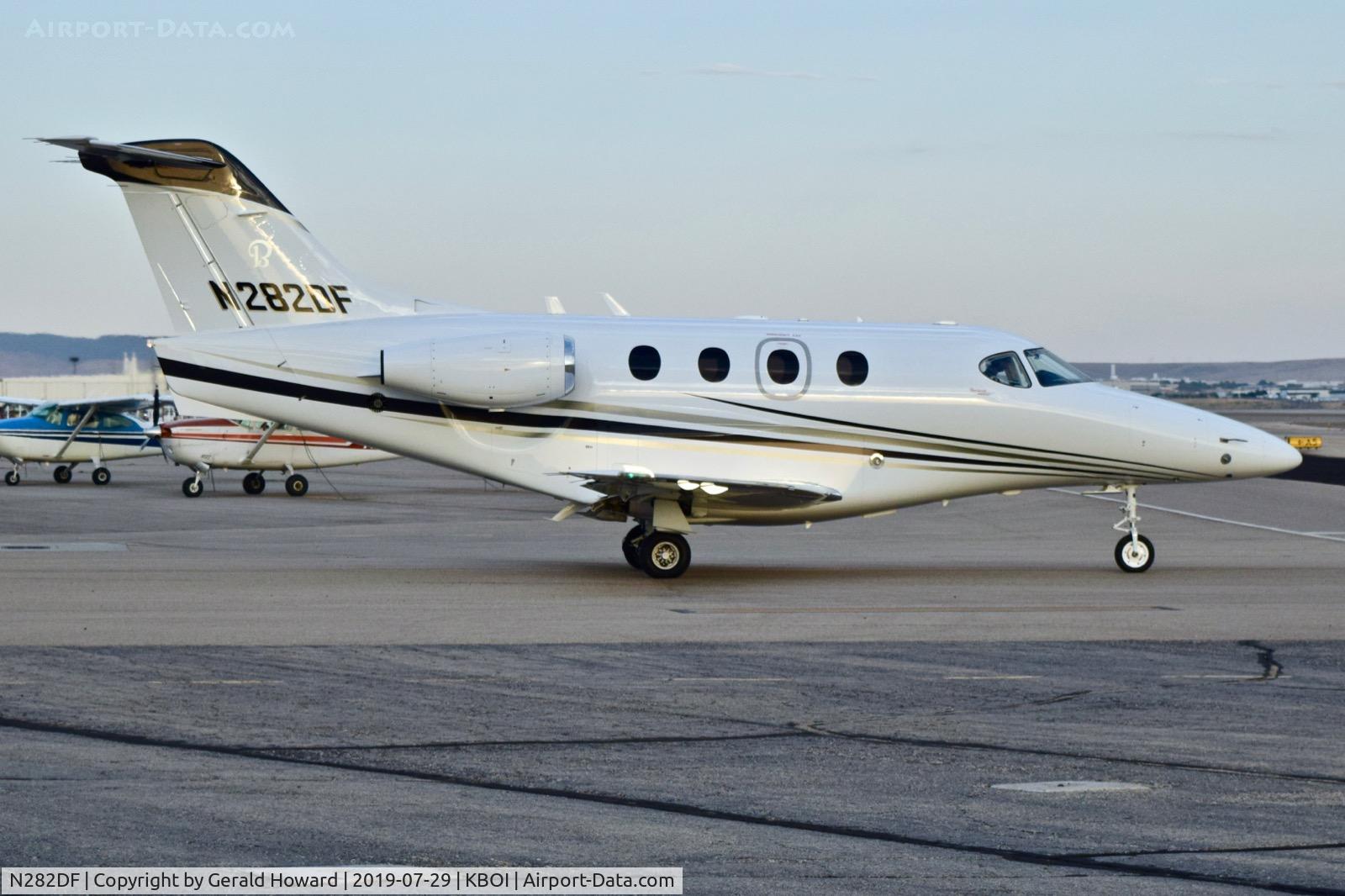 N282DF, Hawker Beechcraft Corp 390 C/N RB-282, Taxiing to the active.