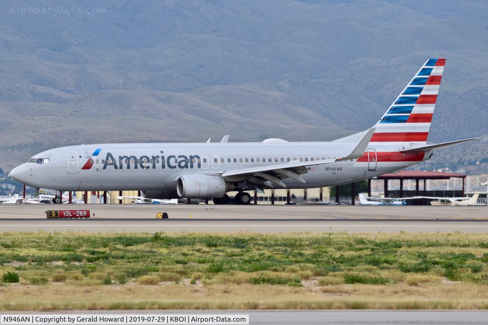 N946AN, 2000 Boeing 737-823 C/N 30600, Turning off RWY 28R.