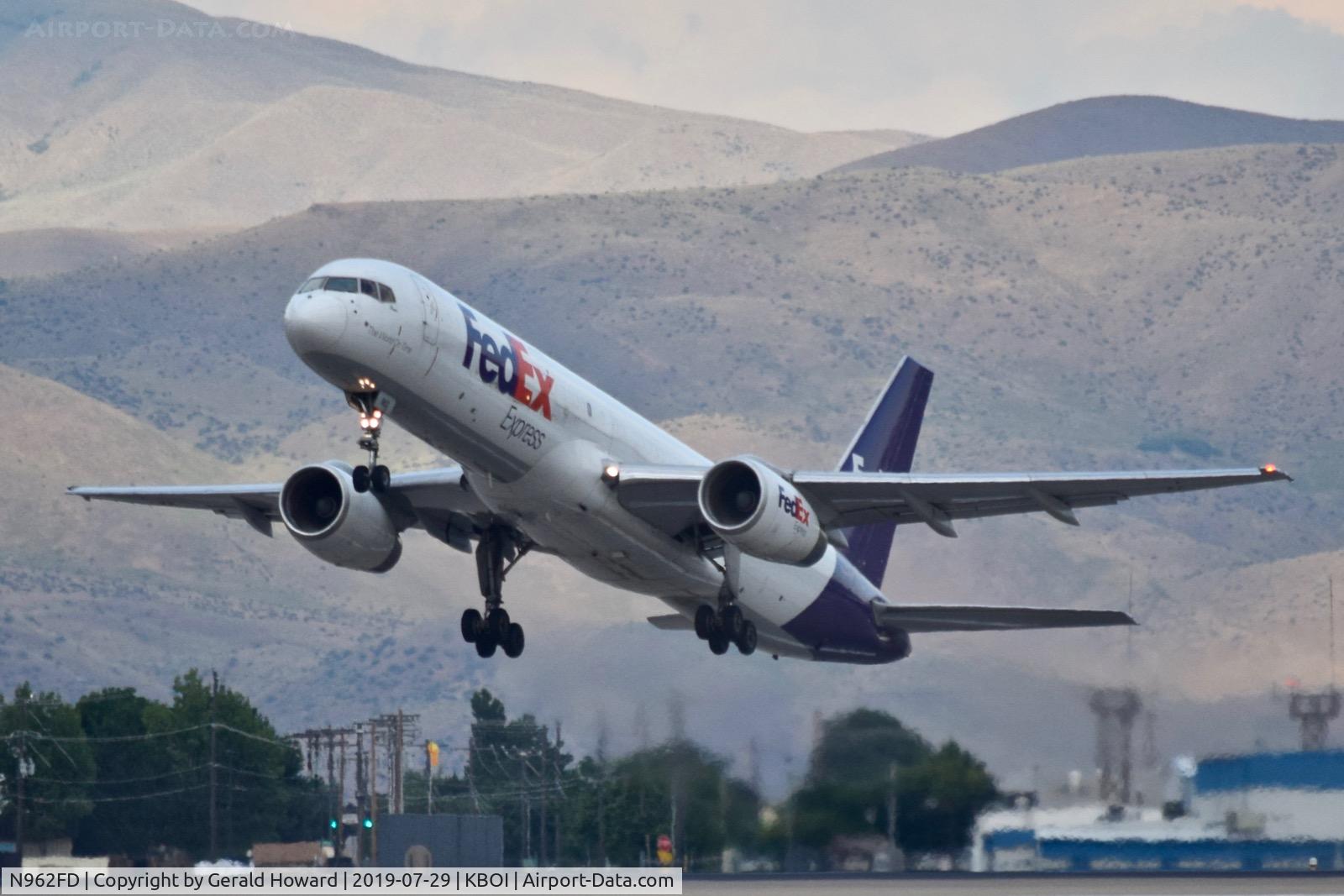 N962FD, 1988 Boeing 757-2G5 C/N 24176, Climb out from RWY 28L.