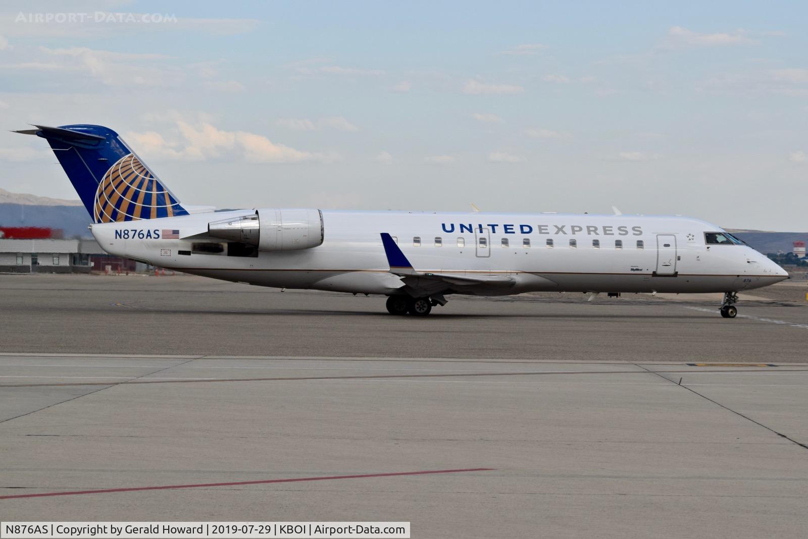 N876AS, 2001 Bombardier CRJ-200ER (CL-600-2B19) C/N 7576, Taxiing to the active. New paint since last year.