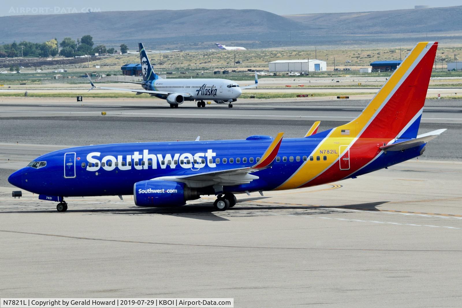 N7821L, 2002 Boeing 737-7CT C/N 32748, Taxiing to the gate.