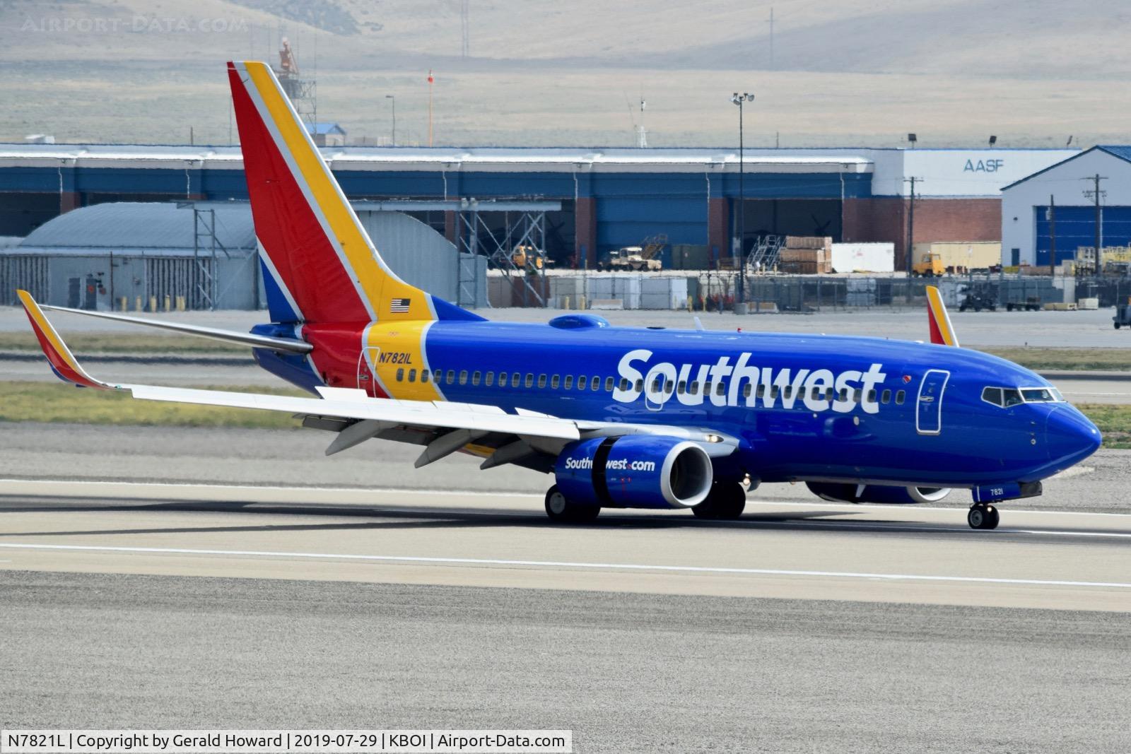 N7821L, 2002 Boeing 737-7CT C/N 32748, Landing roll out on RWY 28R.