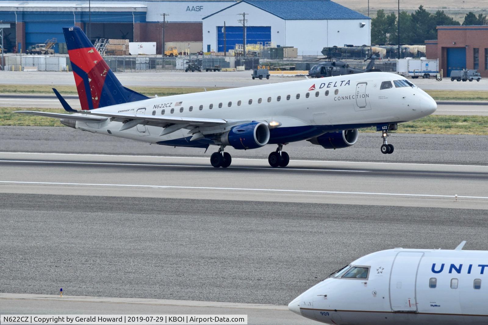 N622CZ, 2008 Embraer 175LR (ERJ-170-200LR) C/N 17000219, Take off run on RWY 28R.