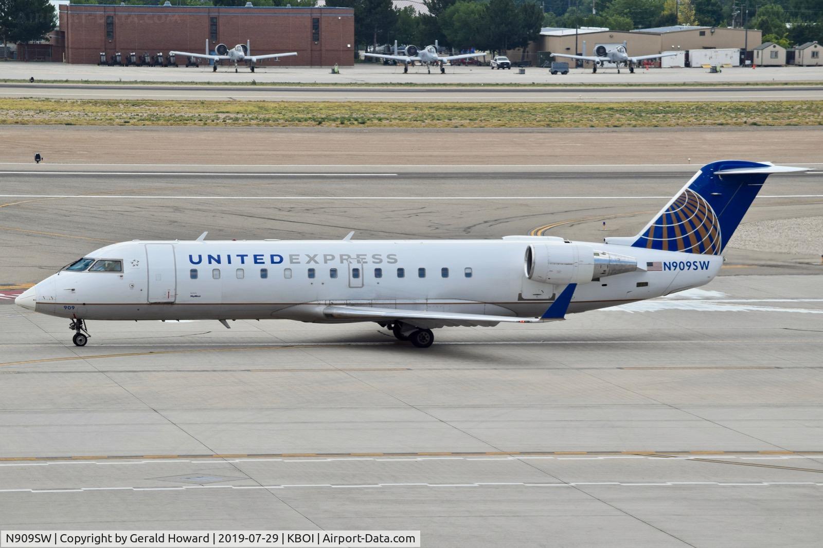 N909SW, 2001 Bombardier CRJ-200LR (CL-600-2B19) C/N 7558, Taxiing on Alpha.