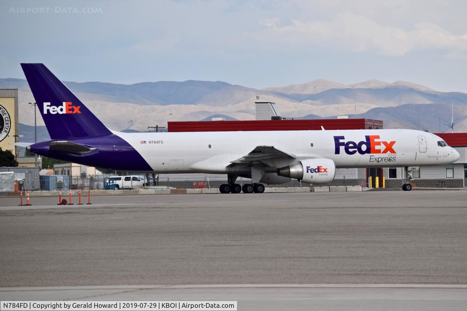N784FD, 1992 Boeing 757-222 C/N 26681, Taxiing to RWY 28R.