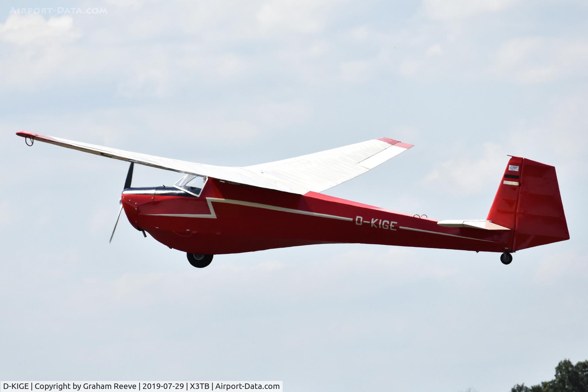 D-KIGE, Scheibe SF-25A Motor Falke C/N 4548, Departing from Tibenham.