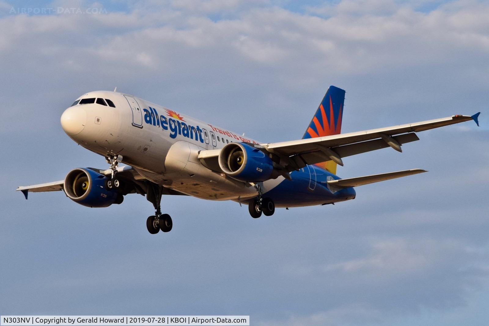 N303NV, 2004 Airbus A319-111 C/N 2271, Landing RWY 28R.