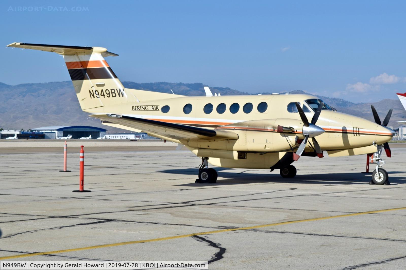 N949BW, 2001 Raytheon Aircraft Company B200 C/N BB-1763, Parked on the south GA ramp.