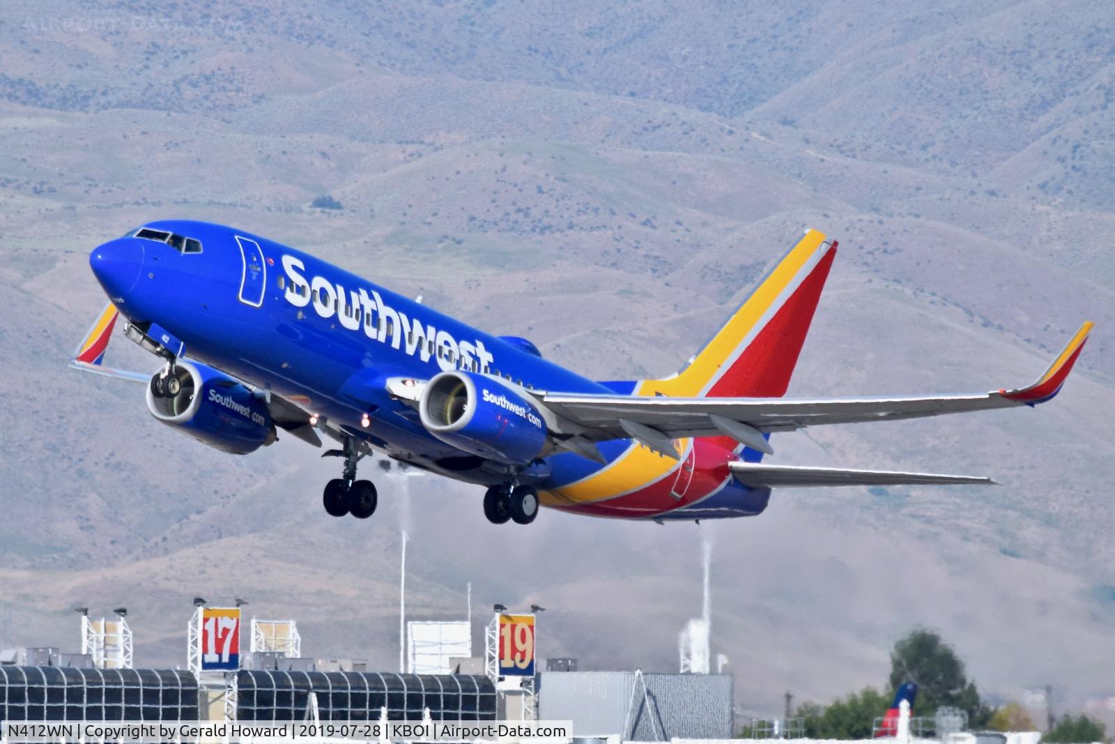 N412WN, 2001 Boeing 737-7H4 C/N 29818, Take off from RWY 28R.