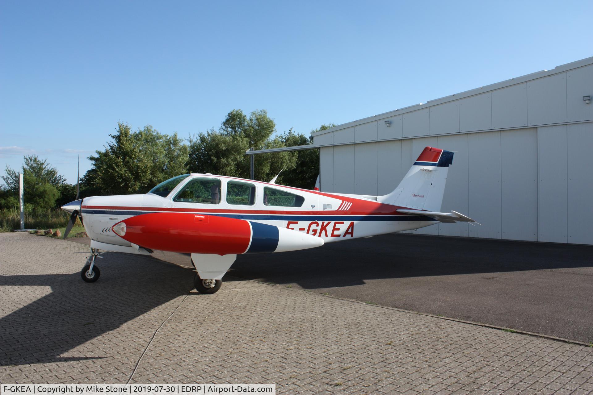 F-GKEA, Beech F33A Bonanza C/N CE-1628, Before Hangar