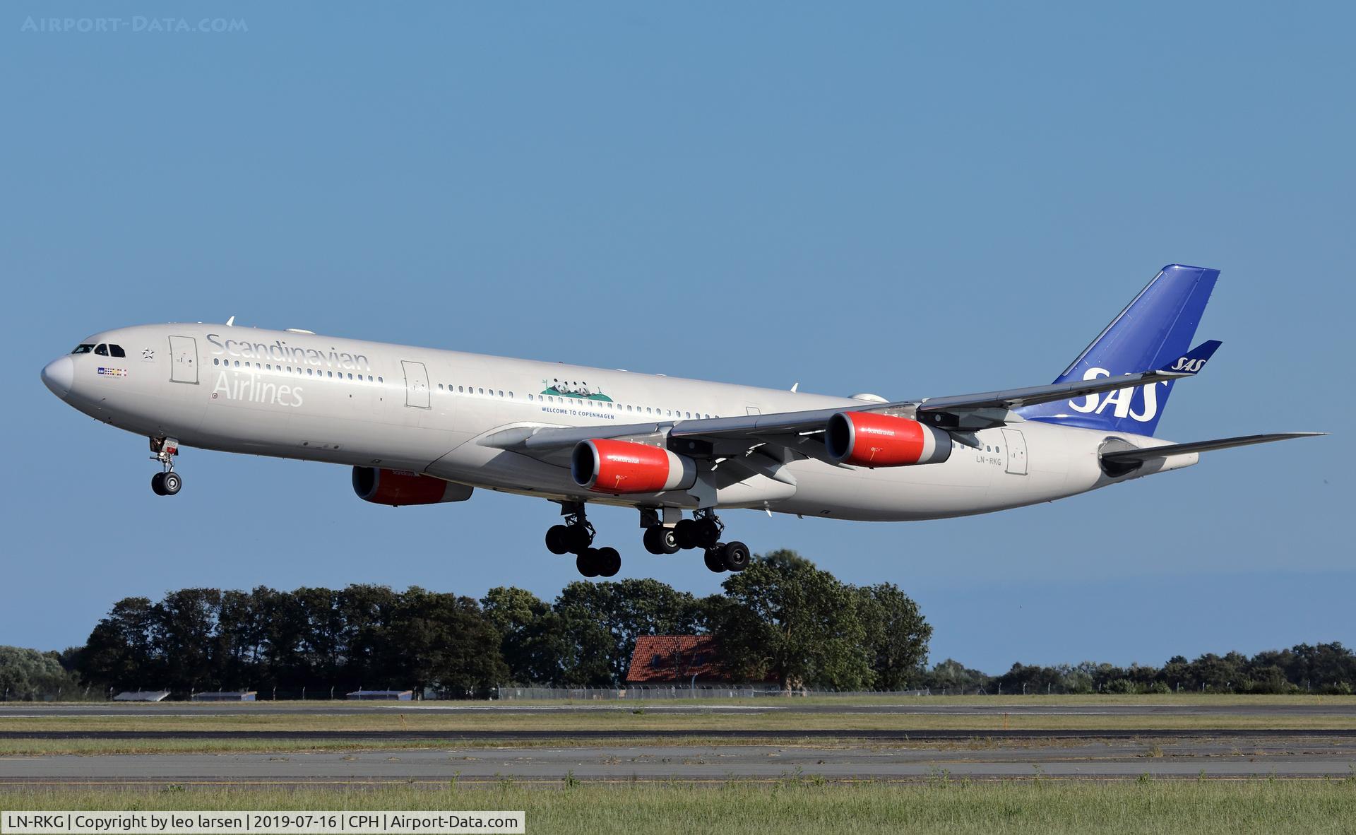 LN-RKG, 2001 Airbus A340-313X C/N 424, Copenhagen 16.7.2019 with welcome Panda bears to Copenhagen.