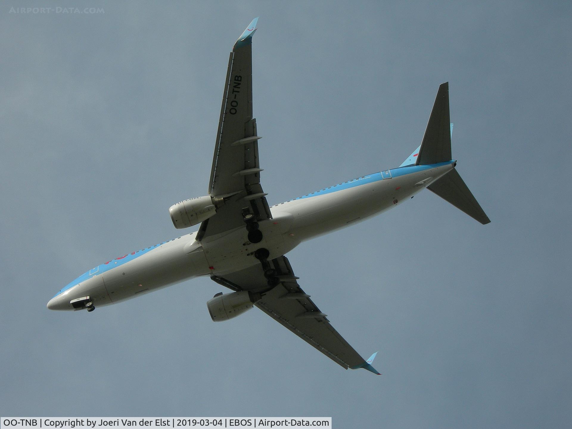 OO-TNB, 2009 Boeing 737-8K5 C/N 35149, Moments before touchdown rwy26
