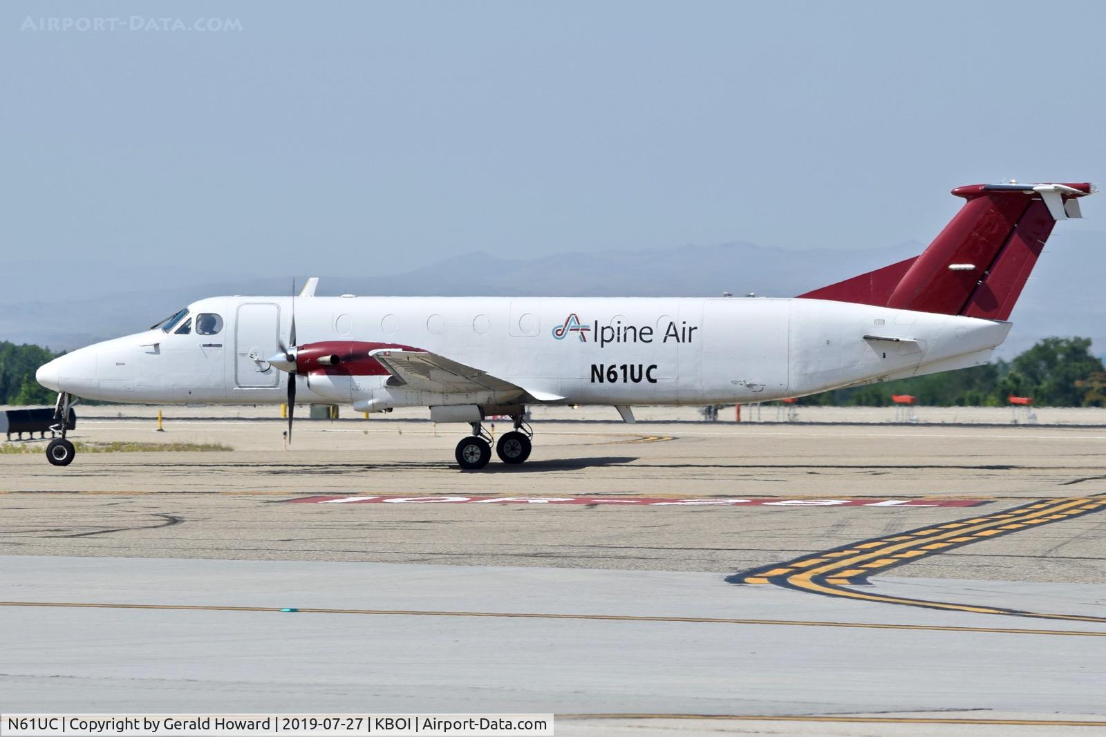 N61UC, 1989 Beech 1900C-1 C/N UC-61, Taxiing on Bravo.