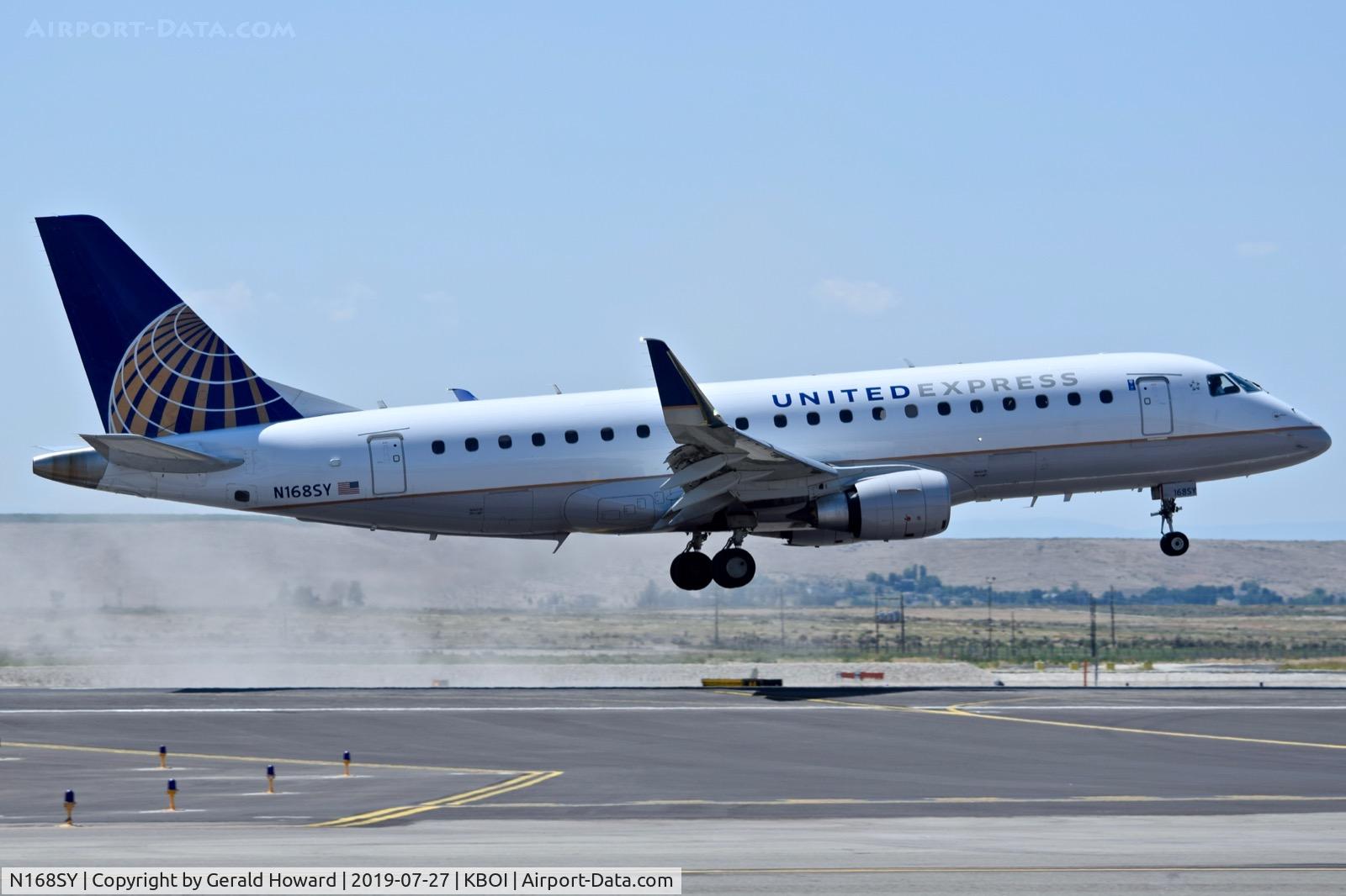 N168SY, 2016 Embraer 175LR (ERJ-170-200LR) C/N 17000617, Landing RWY 28R.