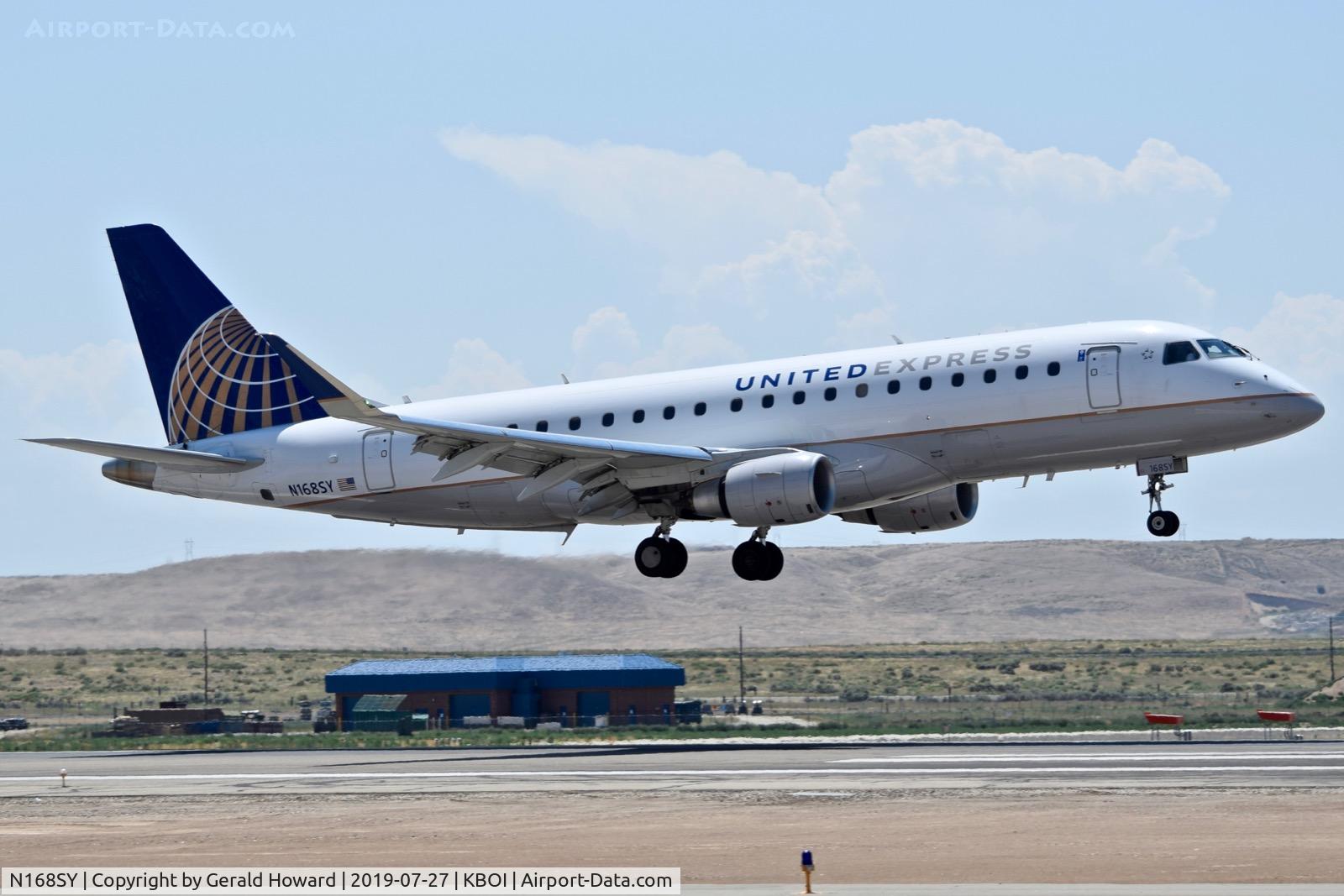 N168SY, 2016 Embraer 175LR (ERJ-170-200LR) C/N 17000617, Landing RWY 28R.