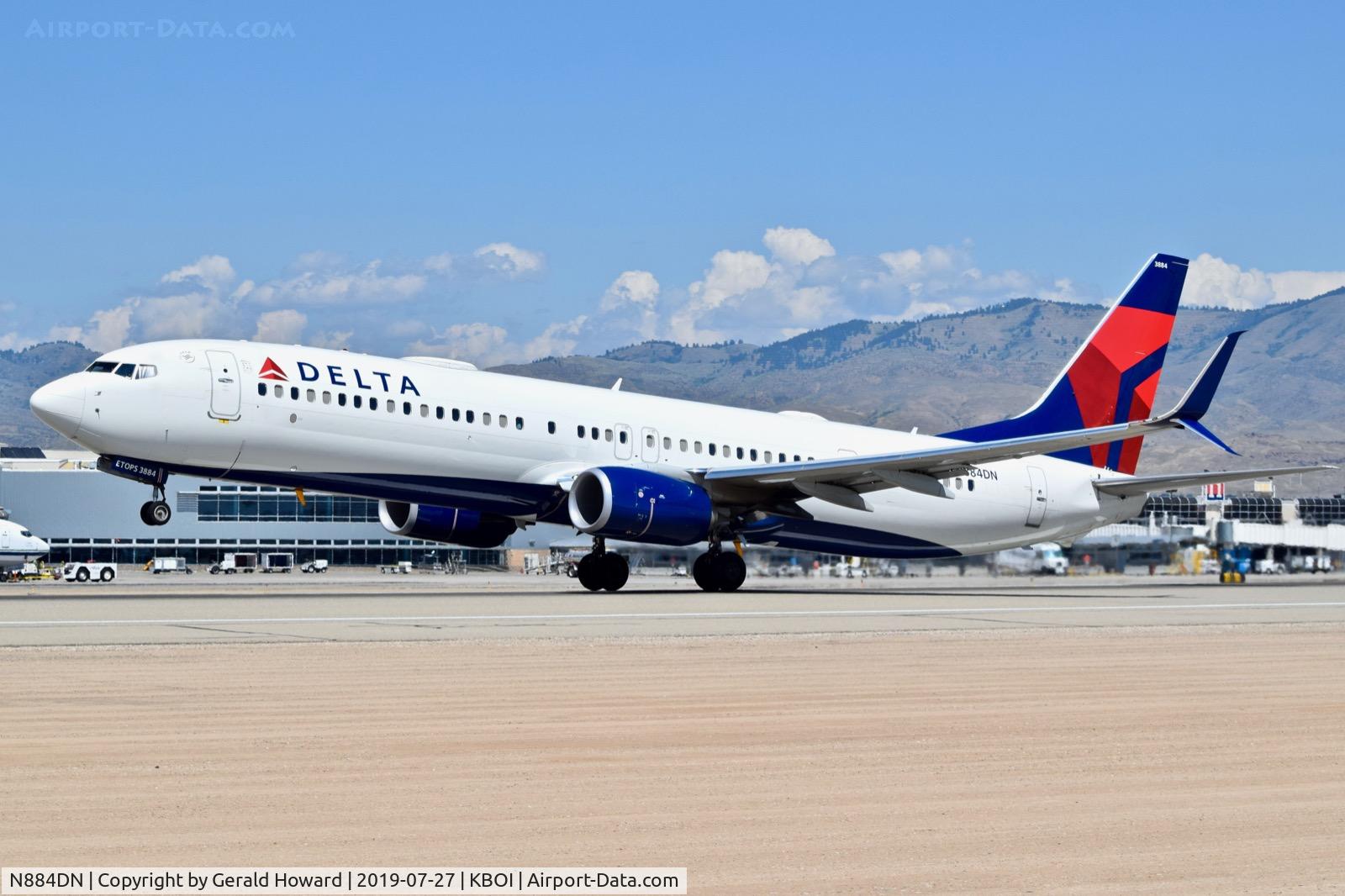 N884DN, 2017 Boeing 737-900/ER C/N 31995, Tale off on RWY 28L.