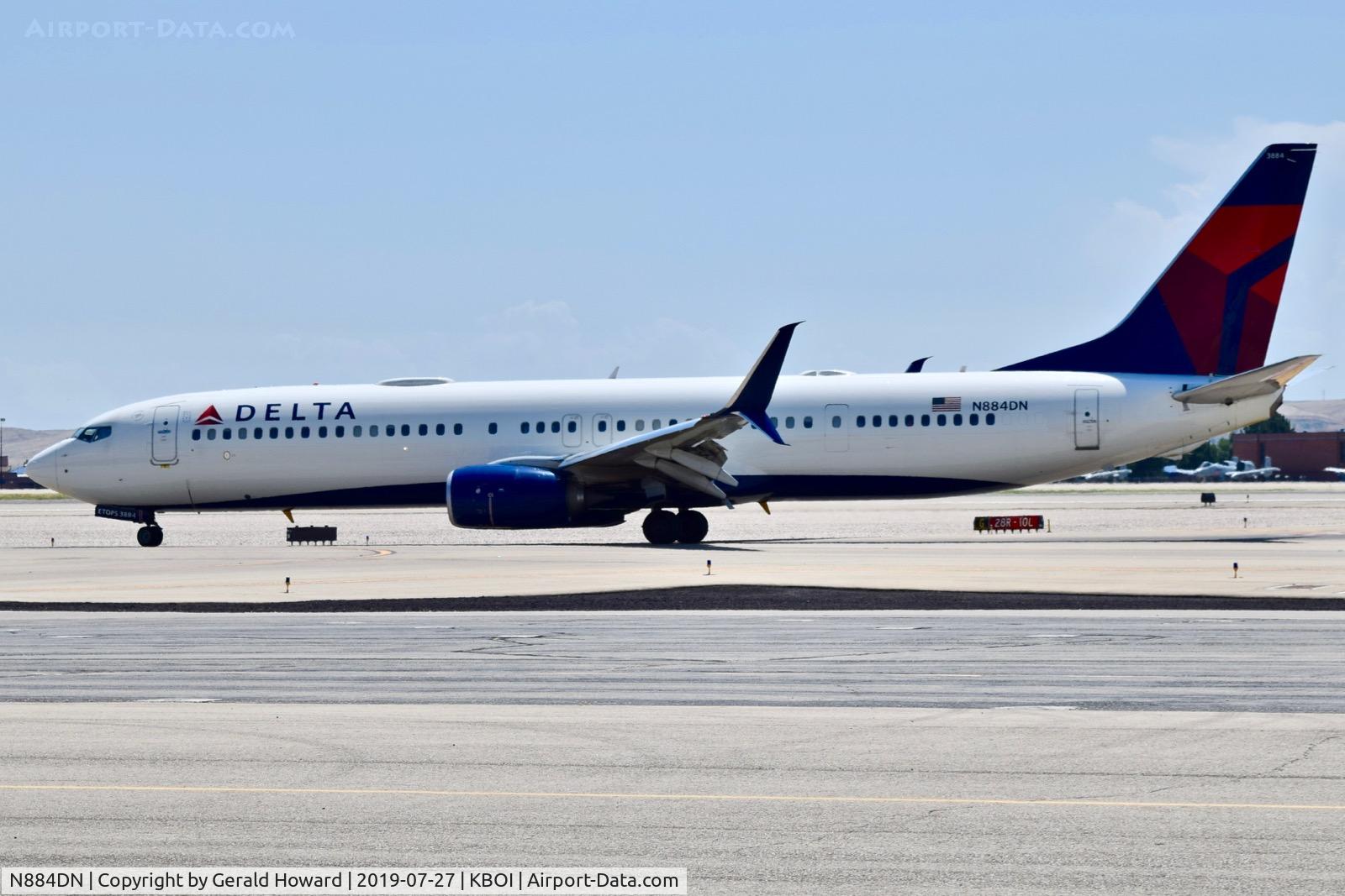 N884DN, 2017 Boeing 737-900/ER C/N 31995, Taxiing on Alpha.
