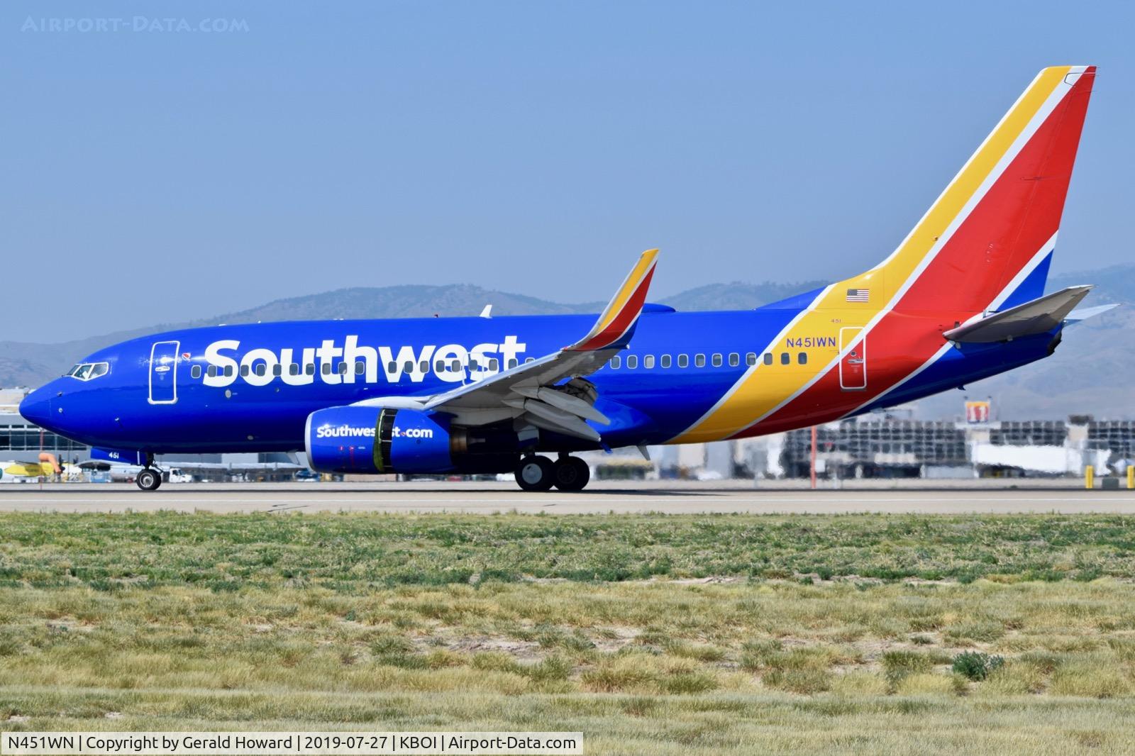N451WN, 2004 Boeing 737-7H4 C/N 32495, Landing roll out on RWY 28L.