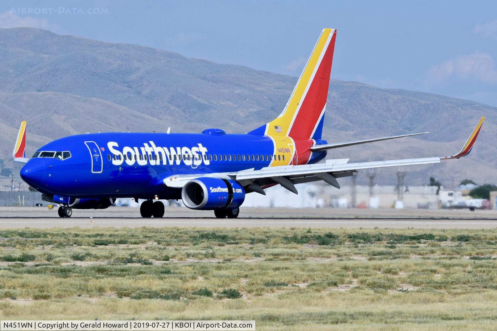 N451WN, 2004 Boeing 737-7H4 C/N 32495, Landing roll out on RWY 28L.