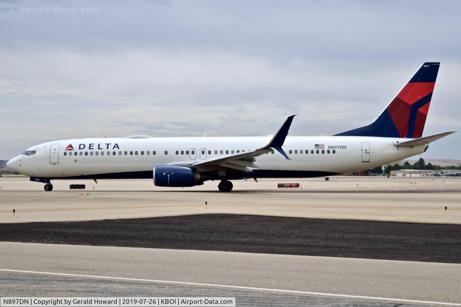 N897DN, 2018 Boeing 737-932ER C/N 32004, Taxiing on Alpha.