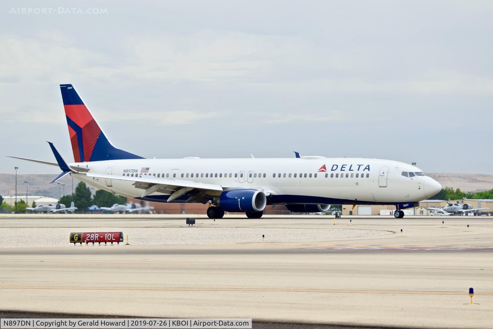 N897DN, 2018 Boeing 737-932ER C/N 32004, Landing roll out on RWY 28R.