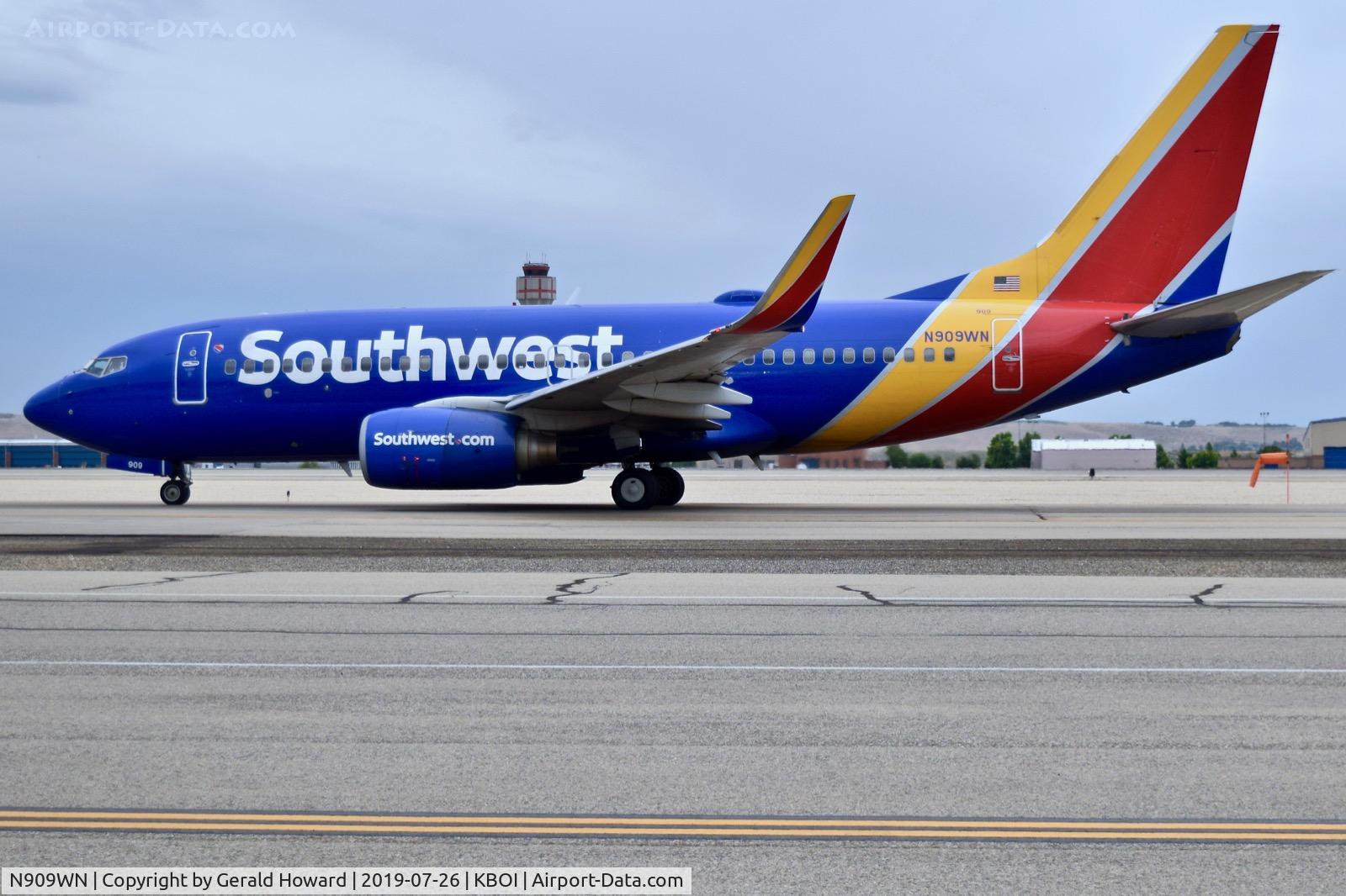 N909WN, 2008 Boeing 737-7H4 C/N 32458, Taxiing on Alpha.