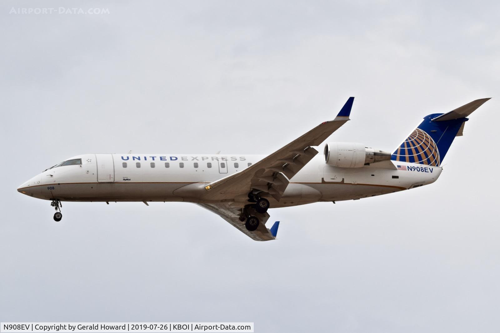 N908EV, 2002 Bombardier CRJ-200ER (CL-600-2B19) C/N 7654, Landing RWY 28R.