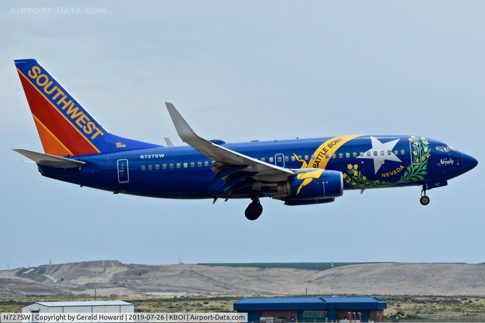 N727SW, 1999 Boeing 737-7H4 C/N 27859, Landing RWY 28R.