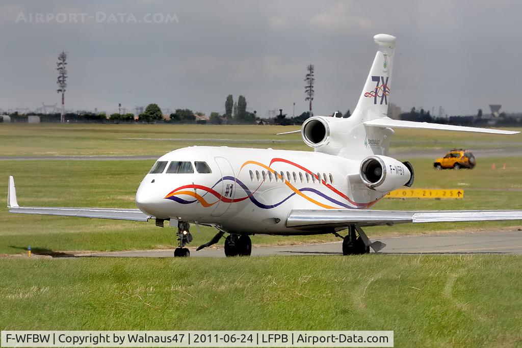 F-WFBW, 2005 Dassault Falcon 7X C/N 001, Front Port-side view of First-Built Dassault Falcon 7X F-WFBW taxying out to the main runway at LBG/LFPB on Friday 24Jun2011. Photo taken at the 49th Salon International - Paris Air Show at Le Bourget. Note the thrust reverser on No 2 Engine is still open