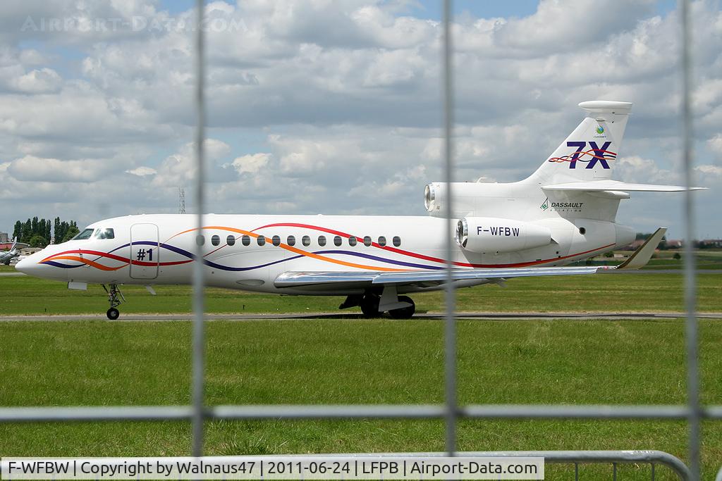 F-WFBW, 2005 Dassault Falcon 7X C/N 001, Port side view of First-Built Dassault Falcon 7X F-WFBW taxying back at LBG/LFPB on Friday 24Jun2011, after a short flight demo. Photo taken at the 49th Salon International - Paris Air Show at Le Bourget. This is Falcon 7X Construction Number 1.