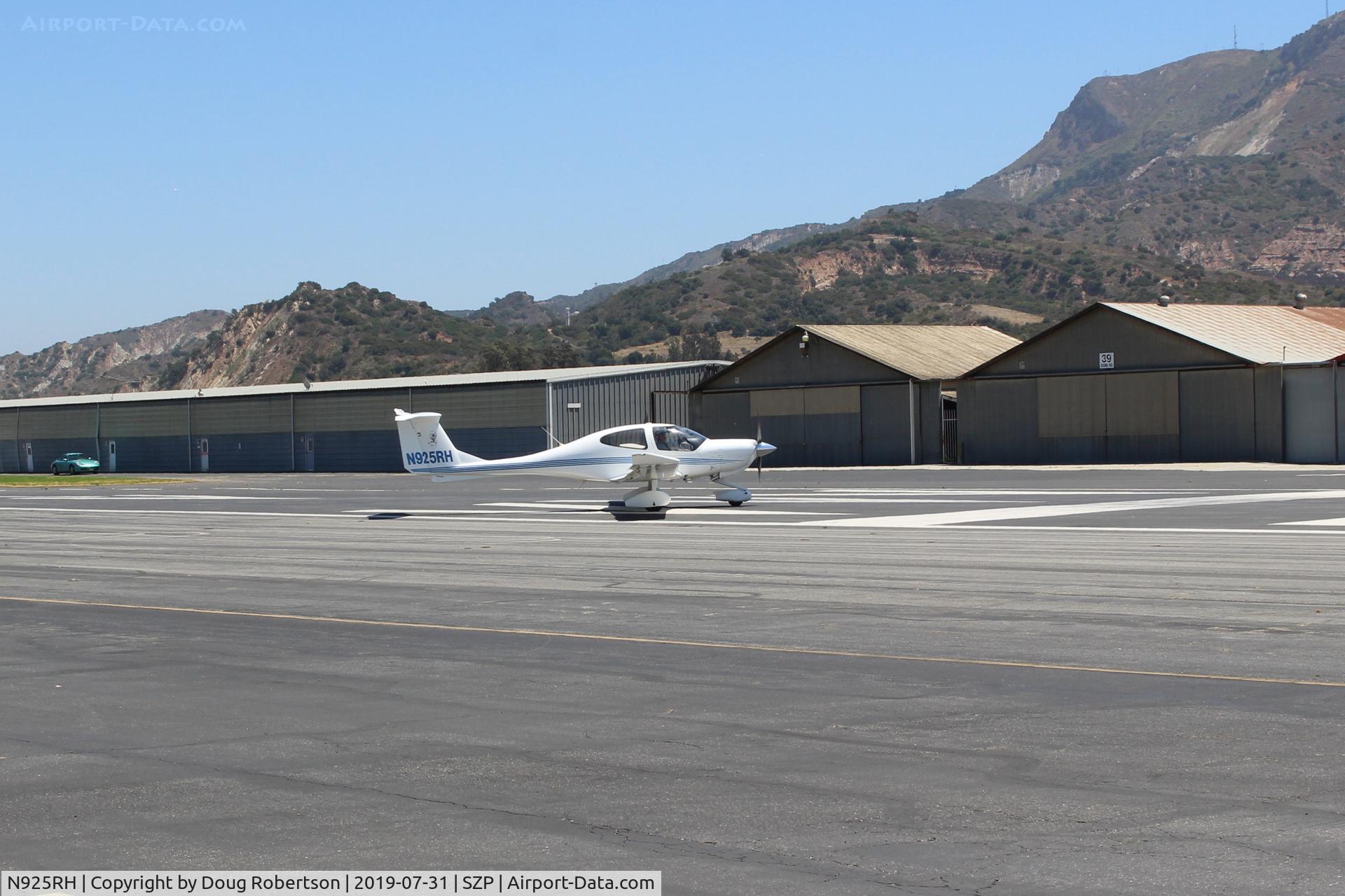 N925RH, 2002 Diamond DA-40 Diamond Star C/N 40.212, 2002 DIAMOND AIRCRAFT INDs. DA-40 DIAMOND STAR, Lycoming IO-360 M1A+ 180 Hp, taking the active