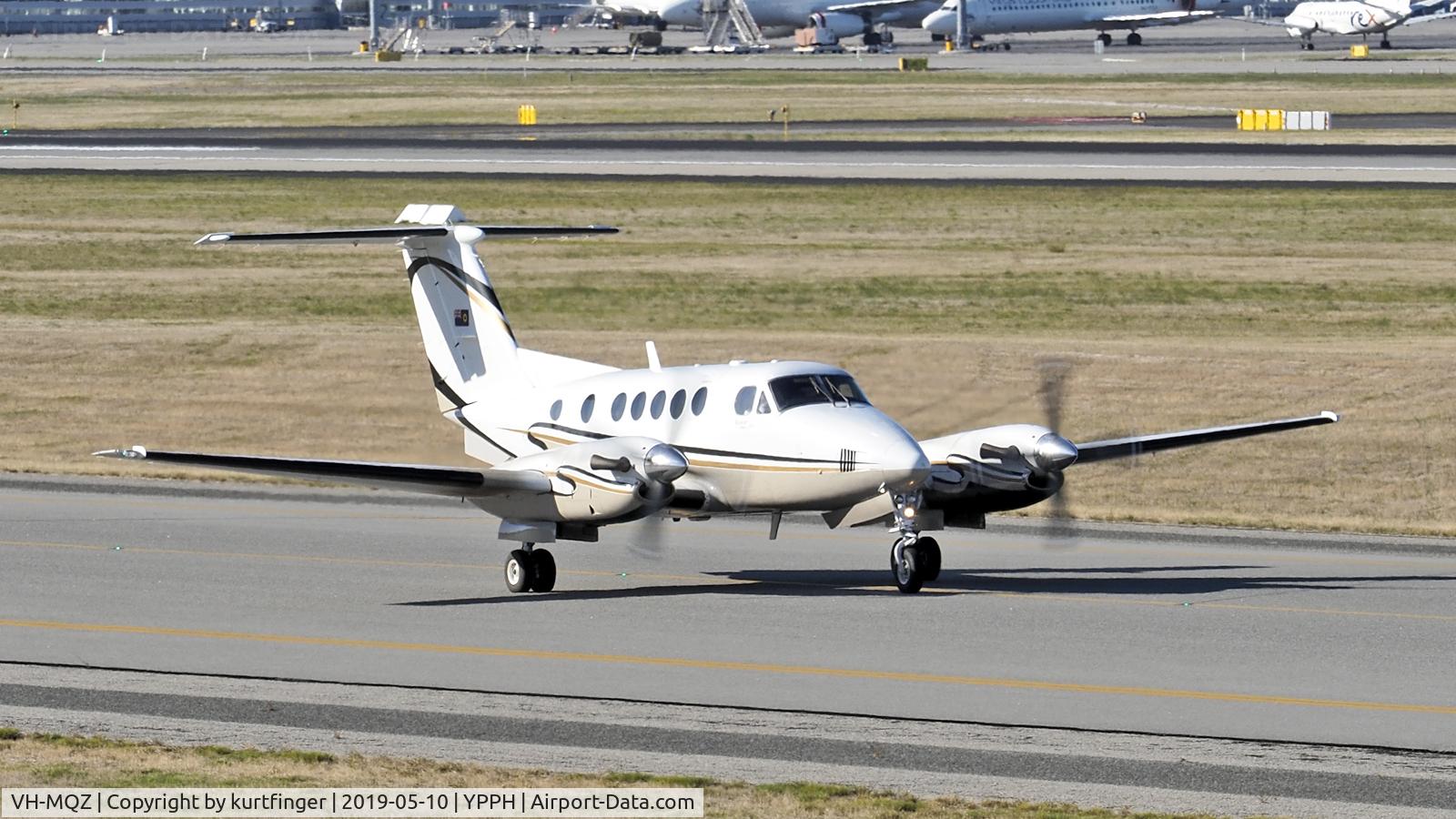VH-MQZ, 2006 Raytheon B200 King Air C/N BB-1961, Beech B200 Super King Air. Western Australian Gov VH-MQZ, heading for runway 03, YPPH 100519.