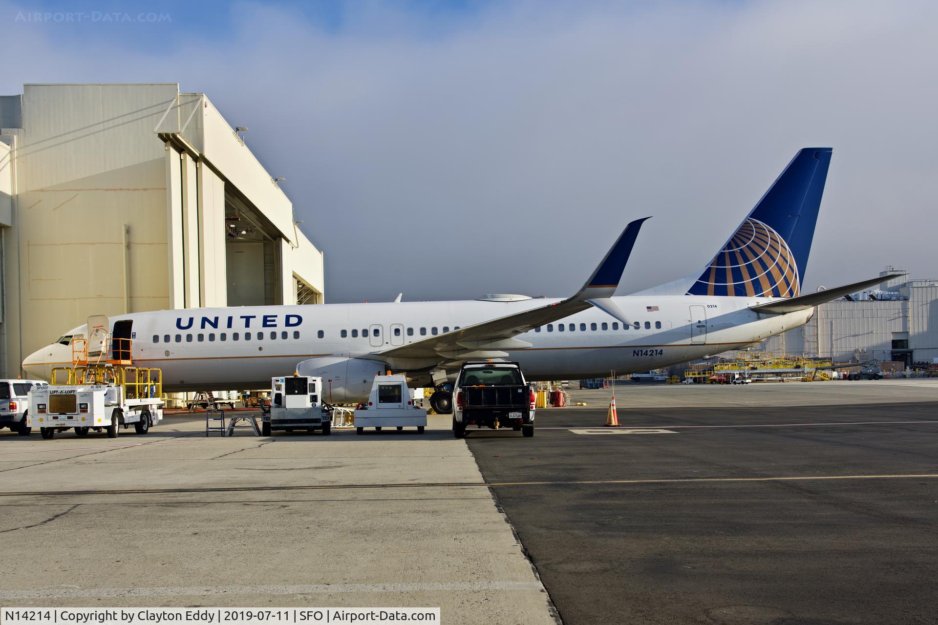 N14214, 1998 Boeing 737-824 C/N 28774, SFO 2019.