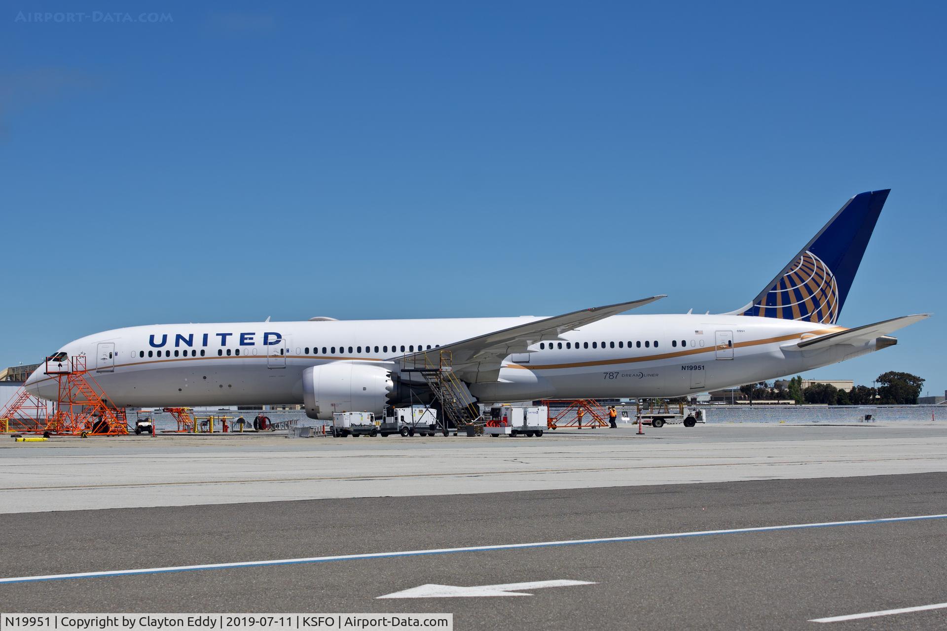 N19951, 2014 Boeing 787-9 Dreamliner C/N 36402, SFO 2019.