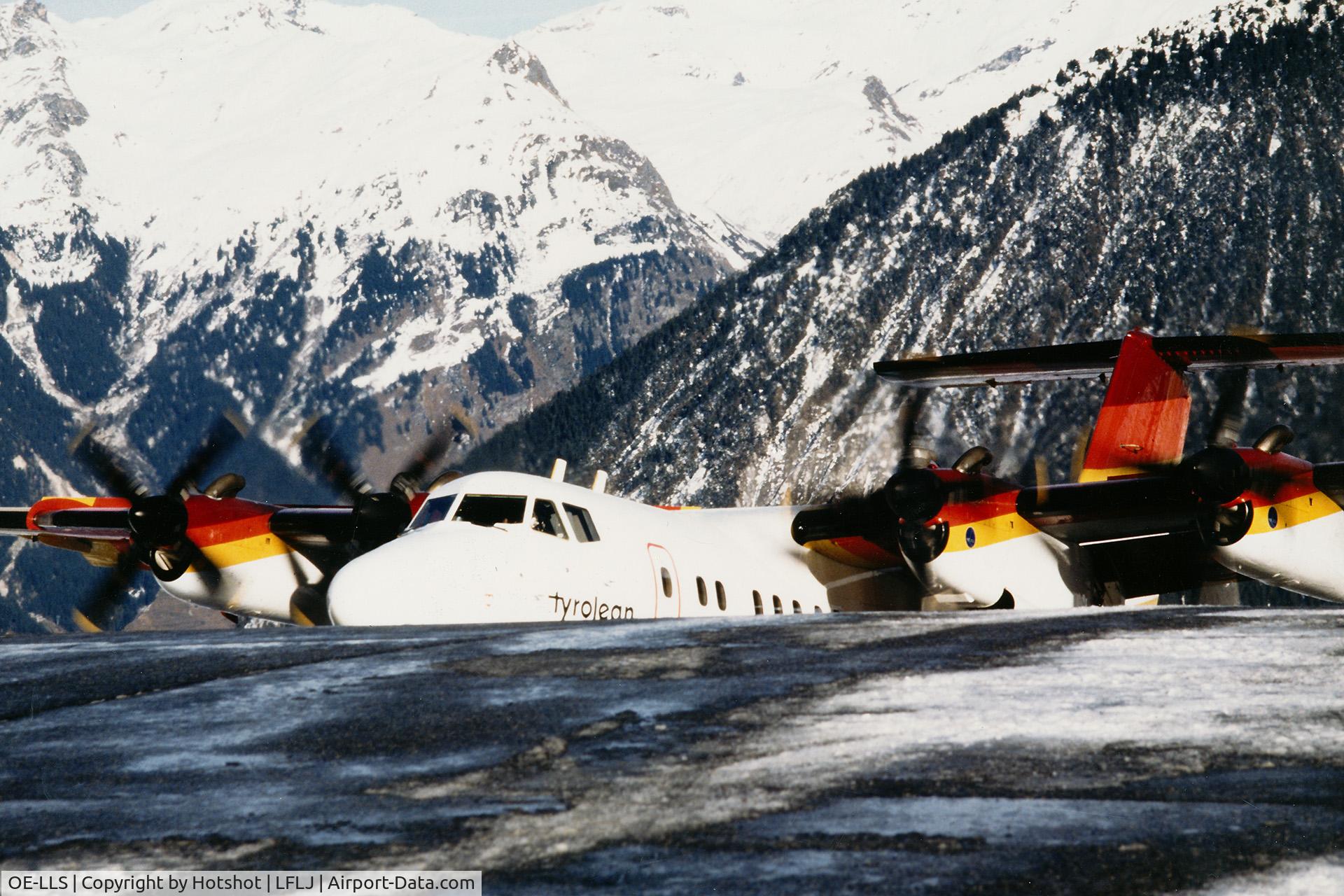 OE-LLS, 1979 De Havilland Canada DHC-7-102 Dash 7 C/N 22, Approaching the apron ridge, ready to depart. Image taken by Mr. Wieser, ATCO from Innsbruck.