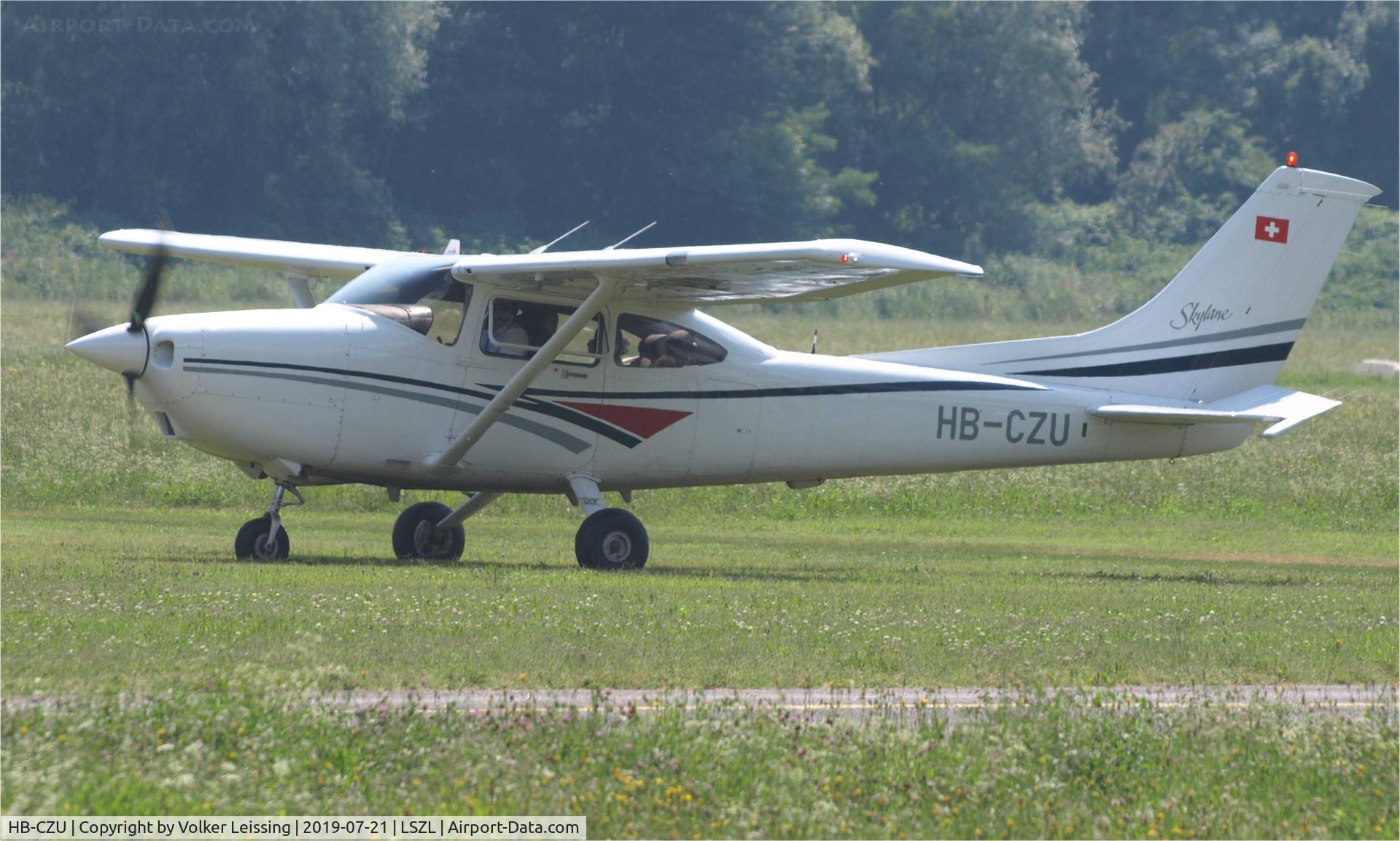 HB-CZU, 1997 Cessna 182 Skylane Skylane C/N 182-80047, taxi to parking