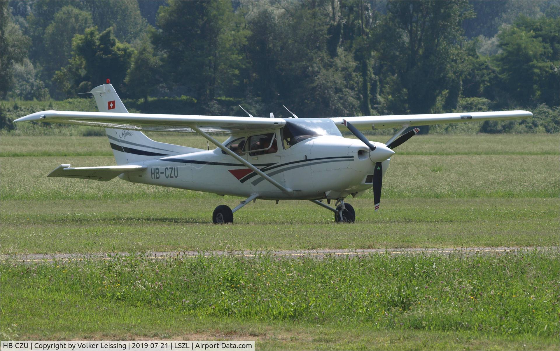 HB-CZU, 1997 Cessna 182 Skylane Skylane C/N 182-80047, parking