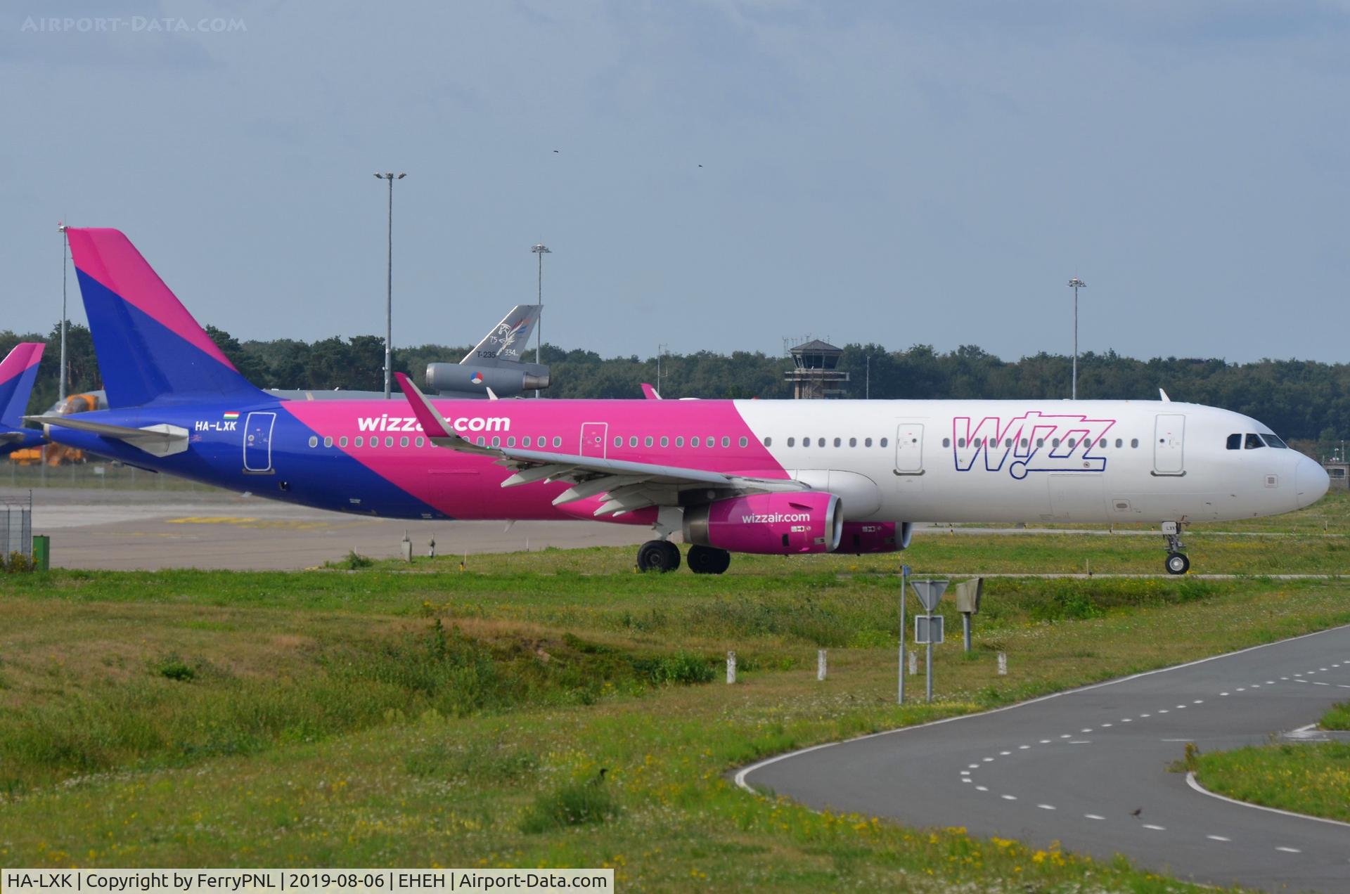 HA-LXK, 2016 Airbus A321-231 C/N 7440, Wizz A321 taxying for departure