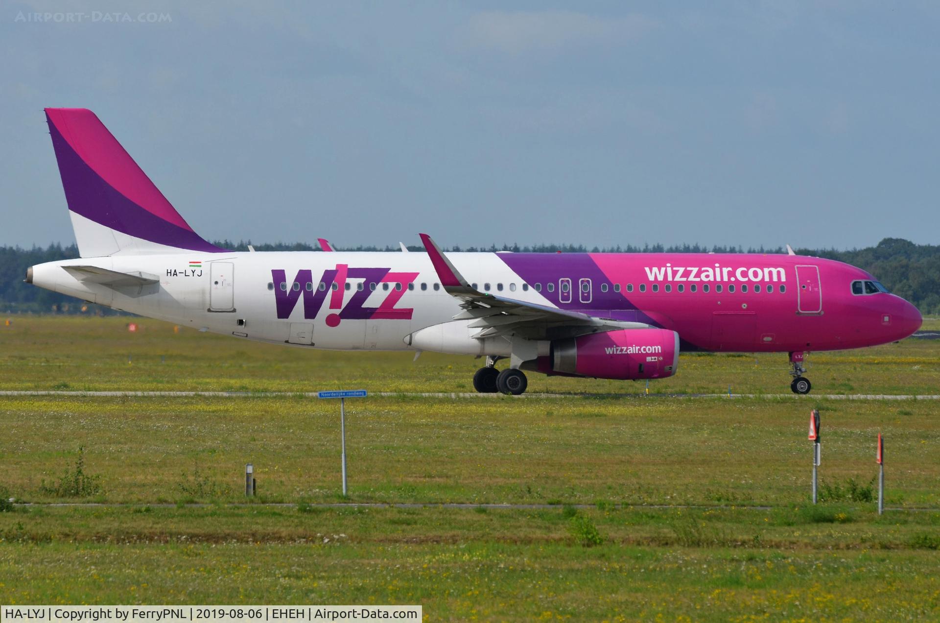 HA-LYJ, 2014 Airbus A320-232 C/N 6360, Wizz A320 taxying