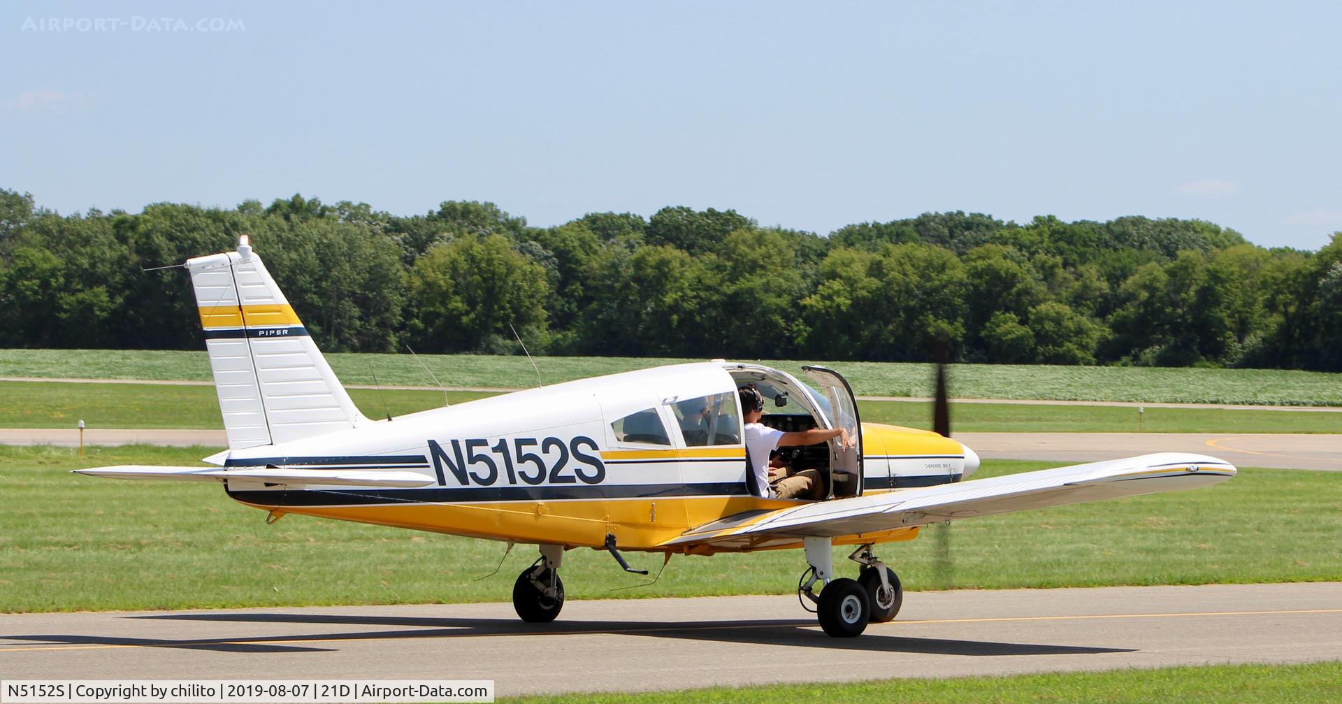 N5152S, 1970 Piper PA-28-180 C/N 28-7105006, Taxiing to runway 32 at Lake Elmo.