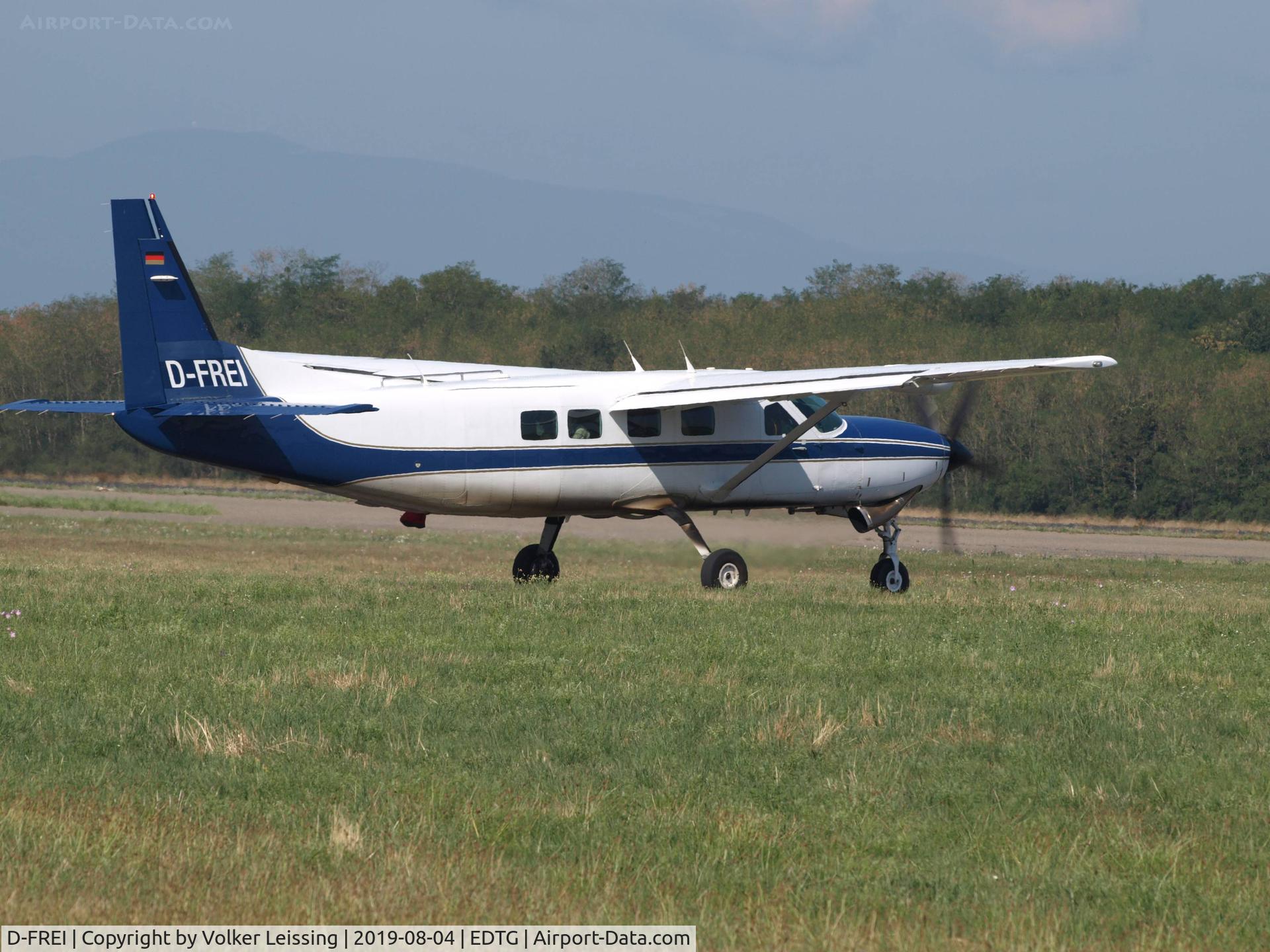 D-FREI, 2003 Cessna 208B Grand Caravan C/N 208B1024, taxi to RWY with paras